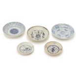 A GROUP OF ORIENTAL BLUE AND WHITE PORCELAIN PLATES