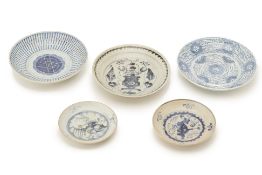 A GROUP OF ORIENTAL BLUE AND WHITE PORCELAIN PLATES