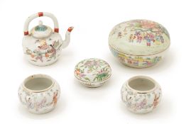 A GROUP OF CHINESE FAMILLE ROSE PORCELAIN ITEMS