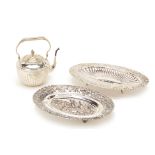 A GROUP OF SILVER-PLATED/ WHITE METAL ITEMS