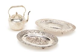 A GROUP OF SILVER-PLATED/ WHITE METAL ITEMS