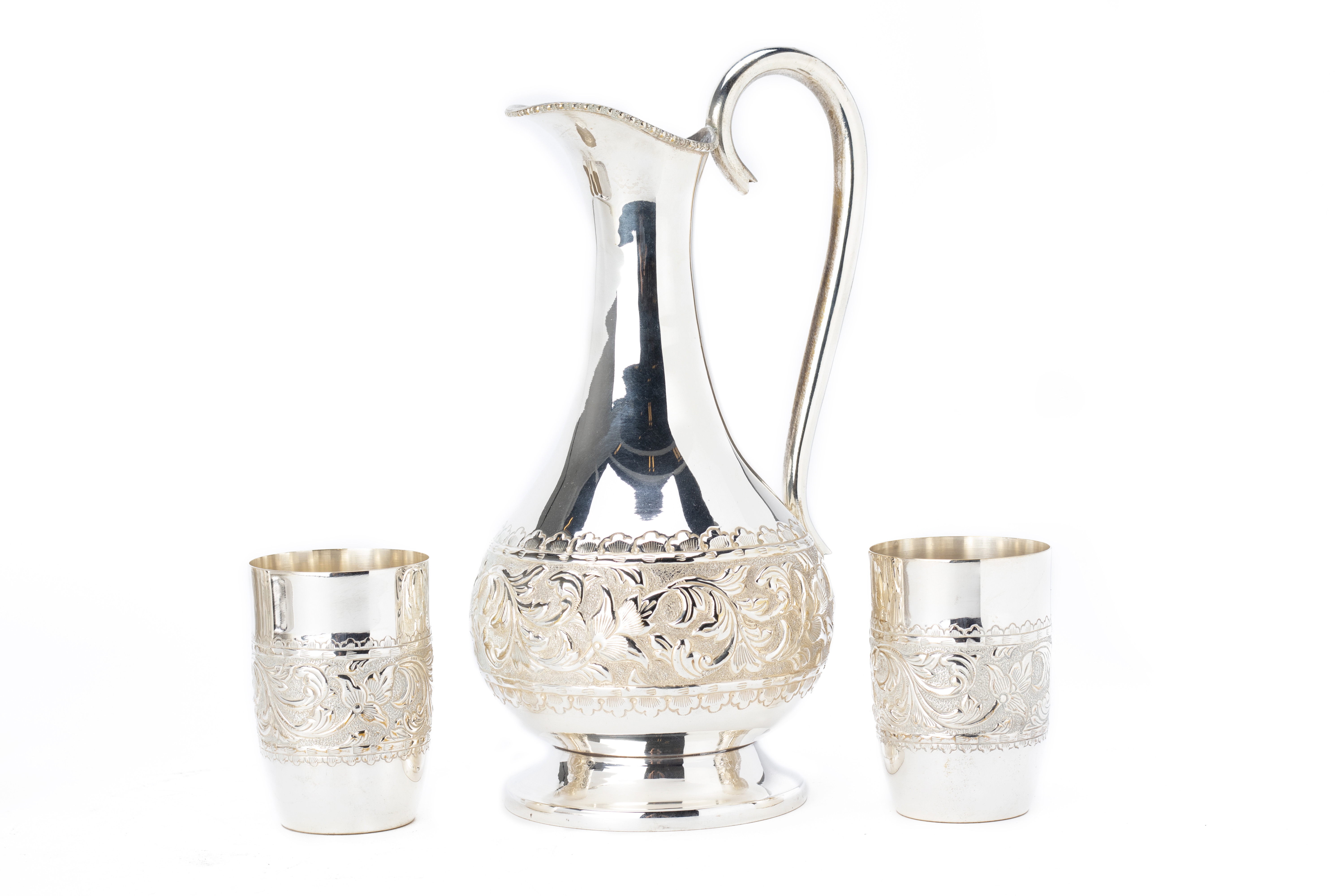 A SILVER PLATED PITCHER AND SET OF BEAKERS - Image 2 of 4