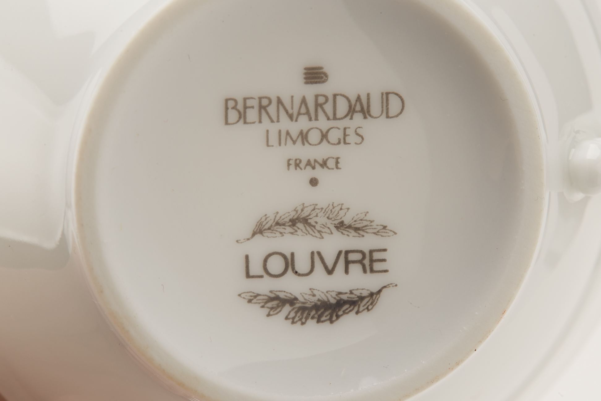 A SET OF BERNARDAUD LIMOGES 'LOUVRE' PATTERN TEA CUPS - Image 4 of 4