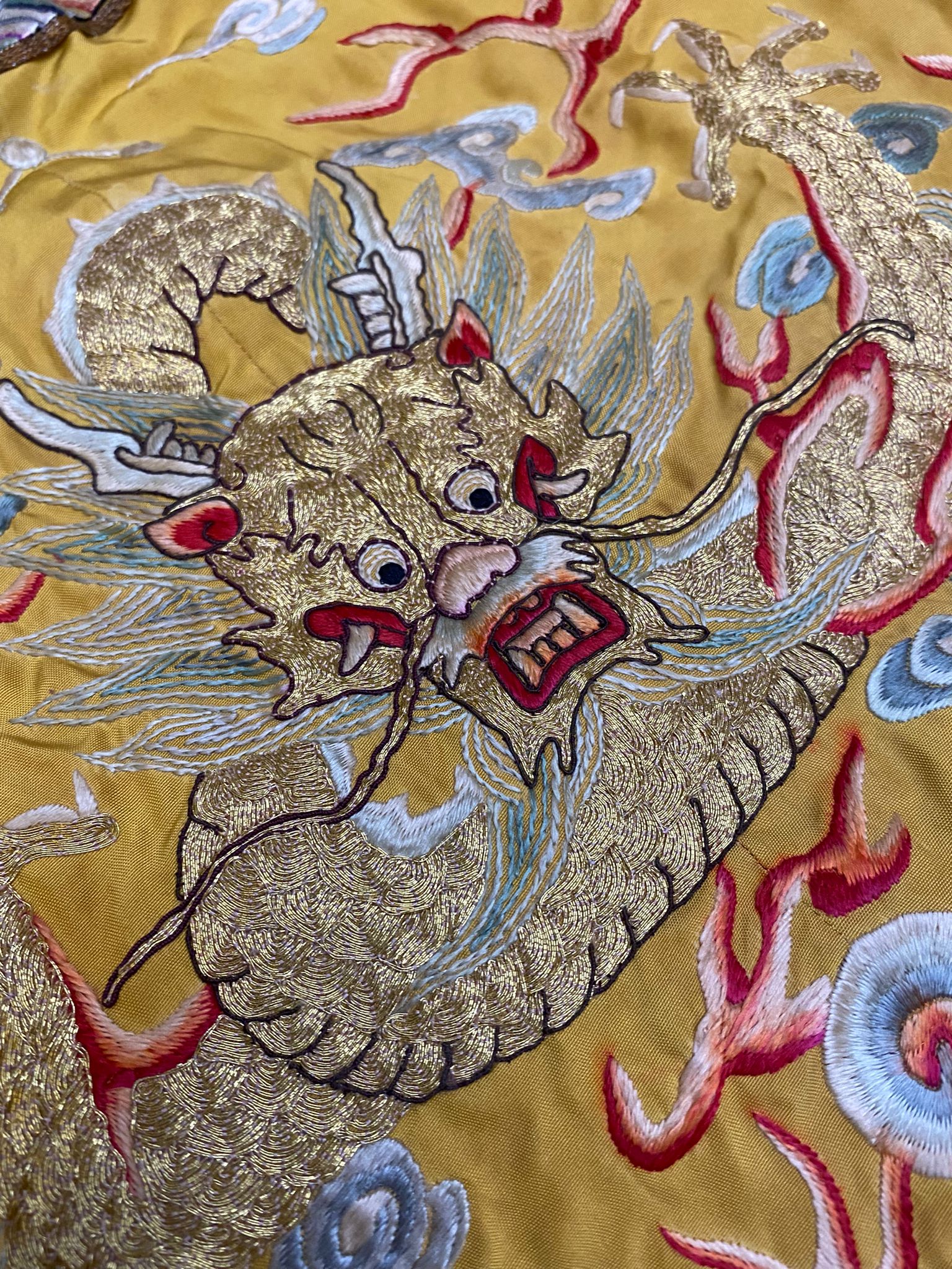 A CHINESE YELLOW EMBROIDERED SILK 'DRAGON' ROBE - Image 17 of 19