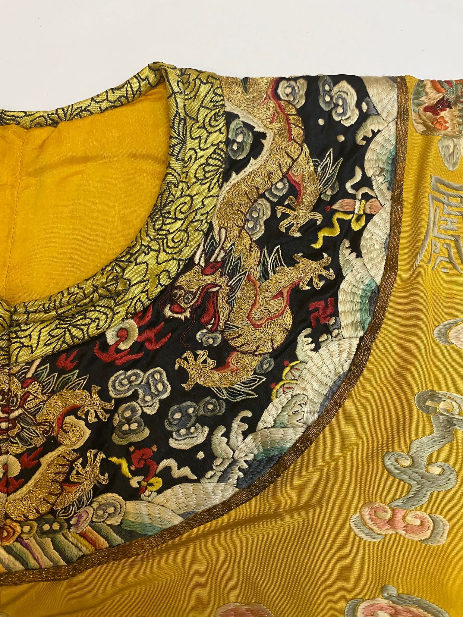 A CHINESE YELLOW EMBROIDERED SILK 'DRAGON' ROBE - Image 13 of 19