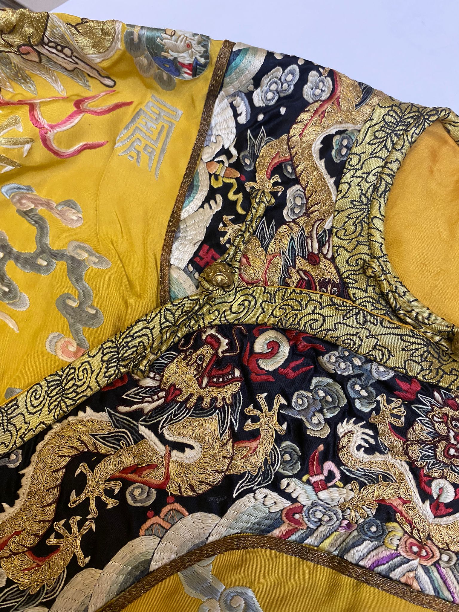 A CHINESE YELLOW EMBROIDERED SILK 'DRAGON' ROBE - Image 15 of 19