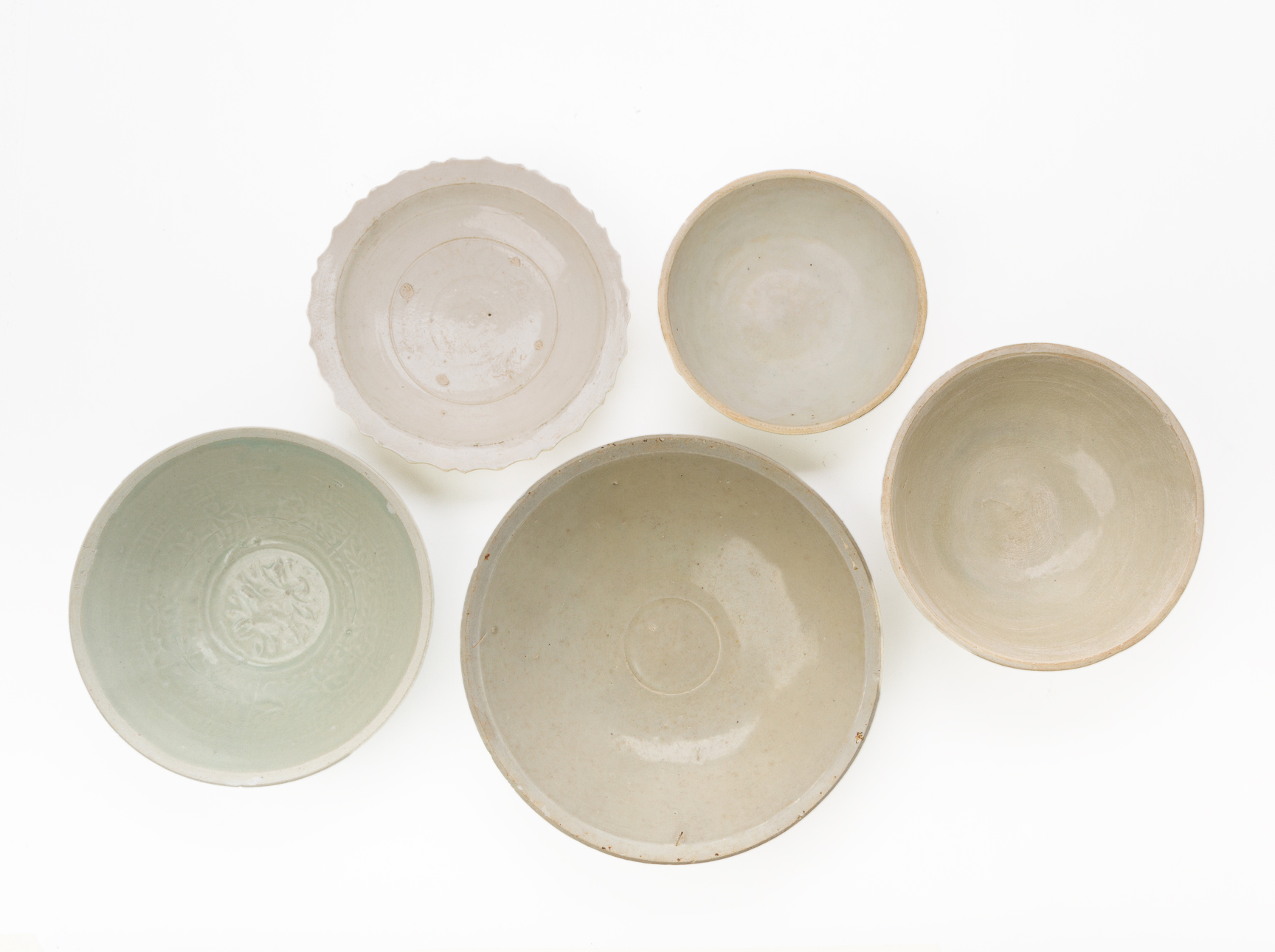 A GROUP OF FIVE SOUTHEAST ASIAN CERAMIC BOWLS - Image 2 of 11