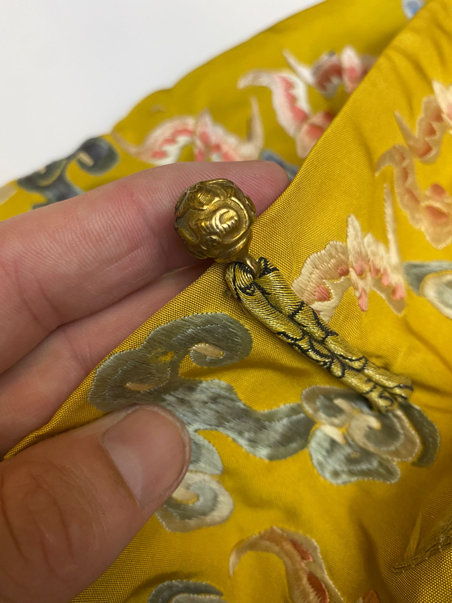 A CHINESE YELLOW EMBROIDERED SILK 'DRAGON' ROBE - Image 12 of 19