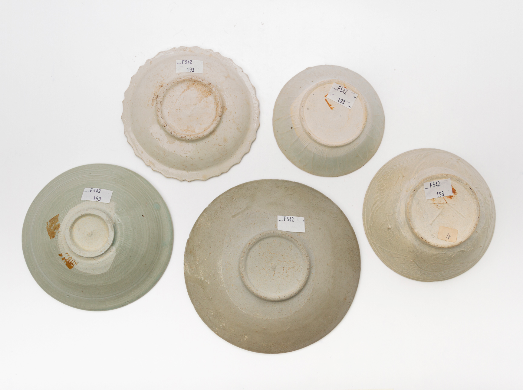 A GROUP OF FIVE SOUTHEAST ASIAN CERAMIC BOWLS - Image 3 of 11