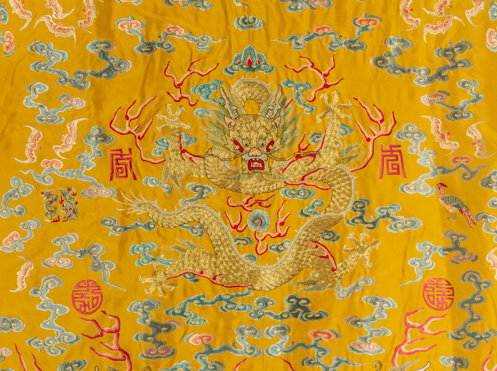 A CHINESE YELLOW EMBROIDERED SILK 'DRAGON' ROBE - Image 5 of 19