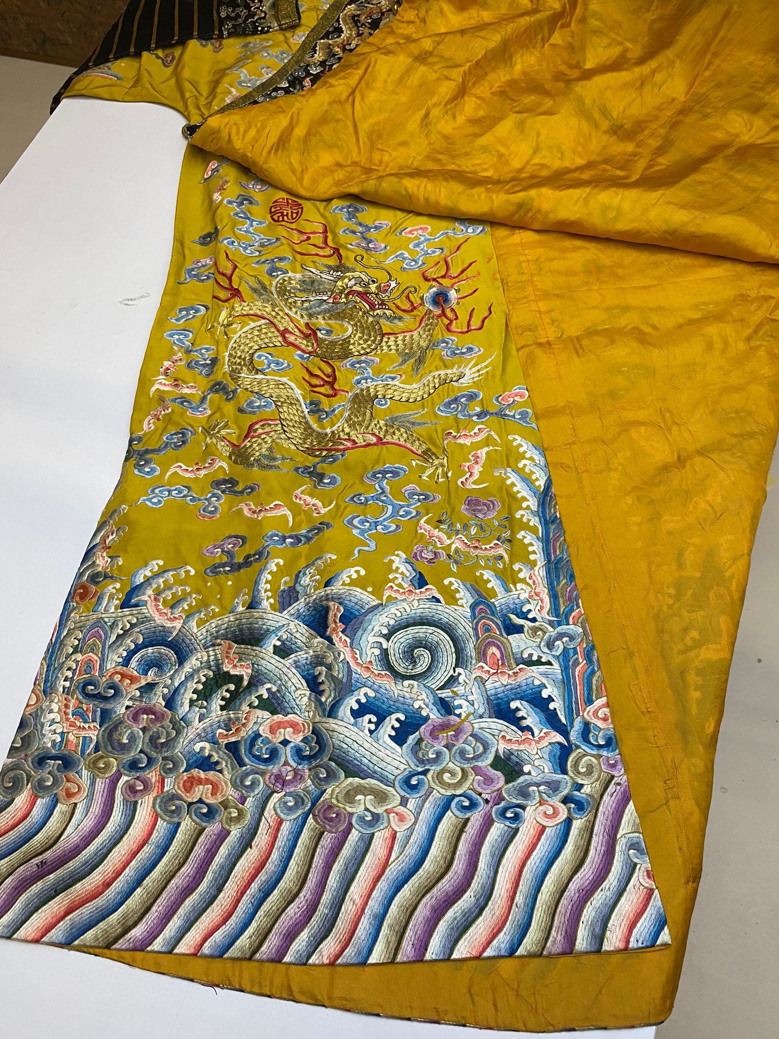 A CHINESE YELLOW EMBROIDERED SILK 'DRAGON' ROBE - Image 9 of 19