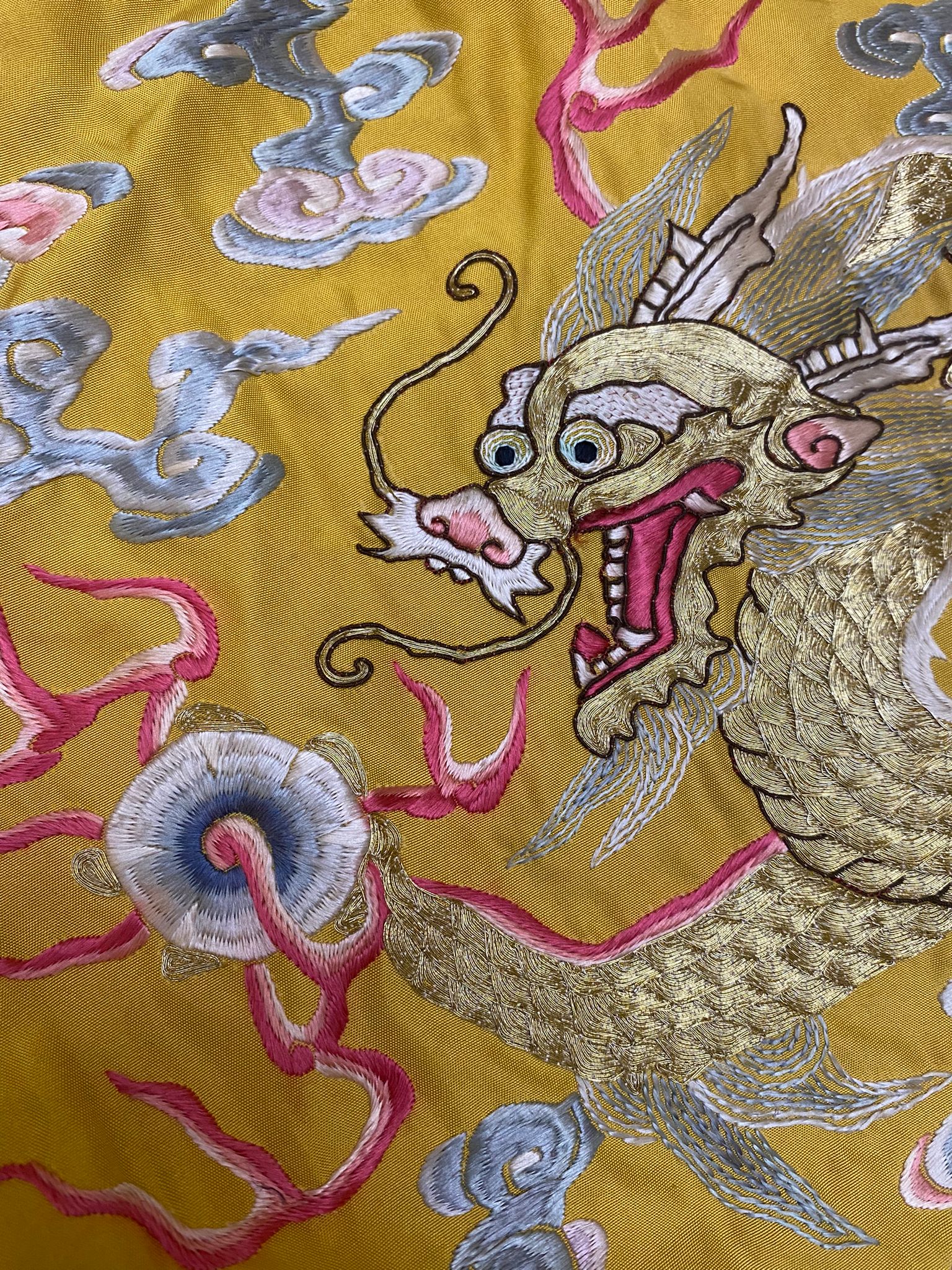 A CHINESE YELLOW EMBROIDERED SILK 'DRAGON' ROBE - Image 19 of 19