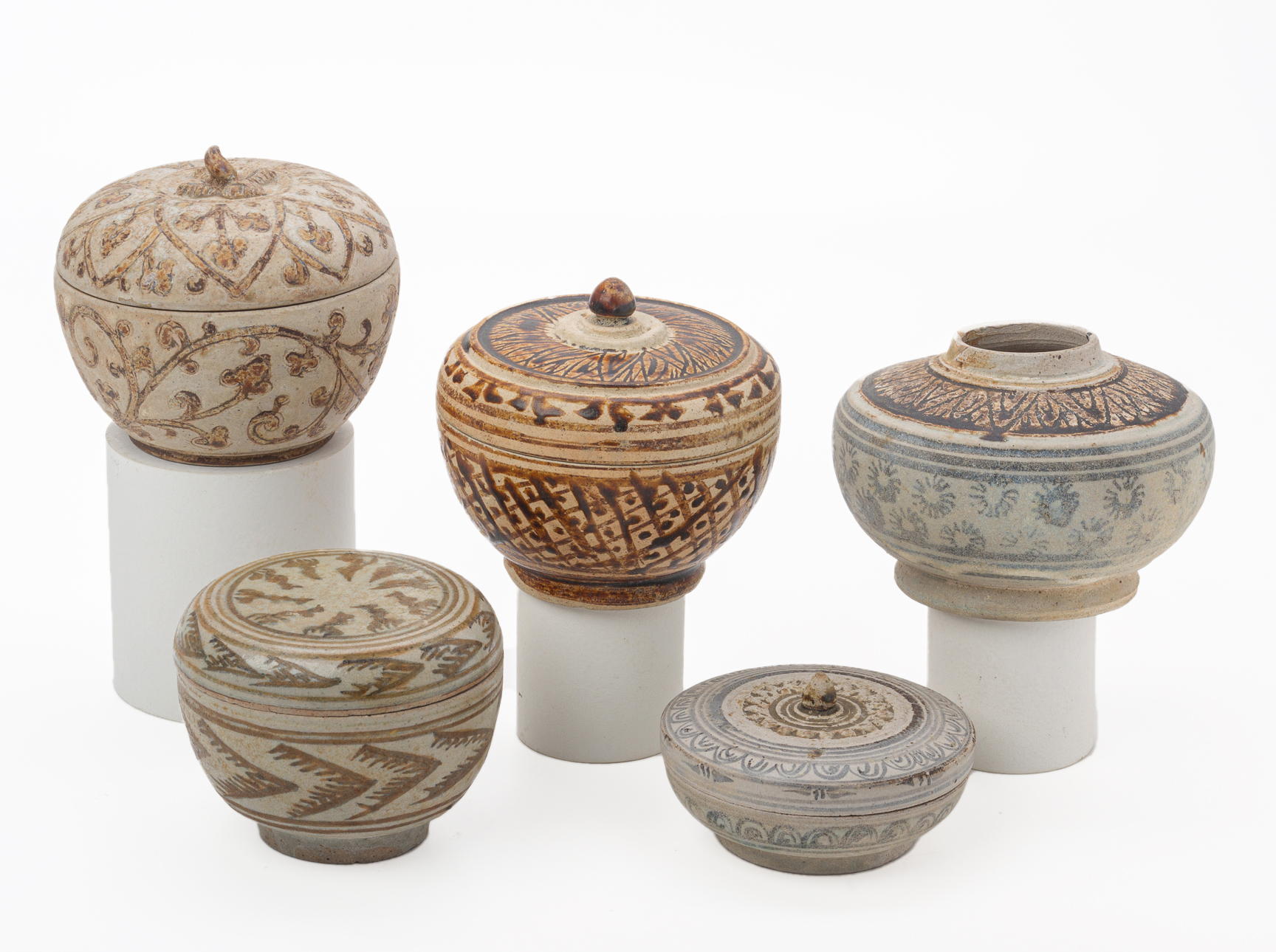 A GROUP OF FOUR SAWANKHALOK BOXES AND A JAR