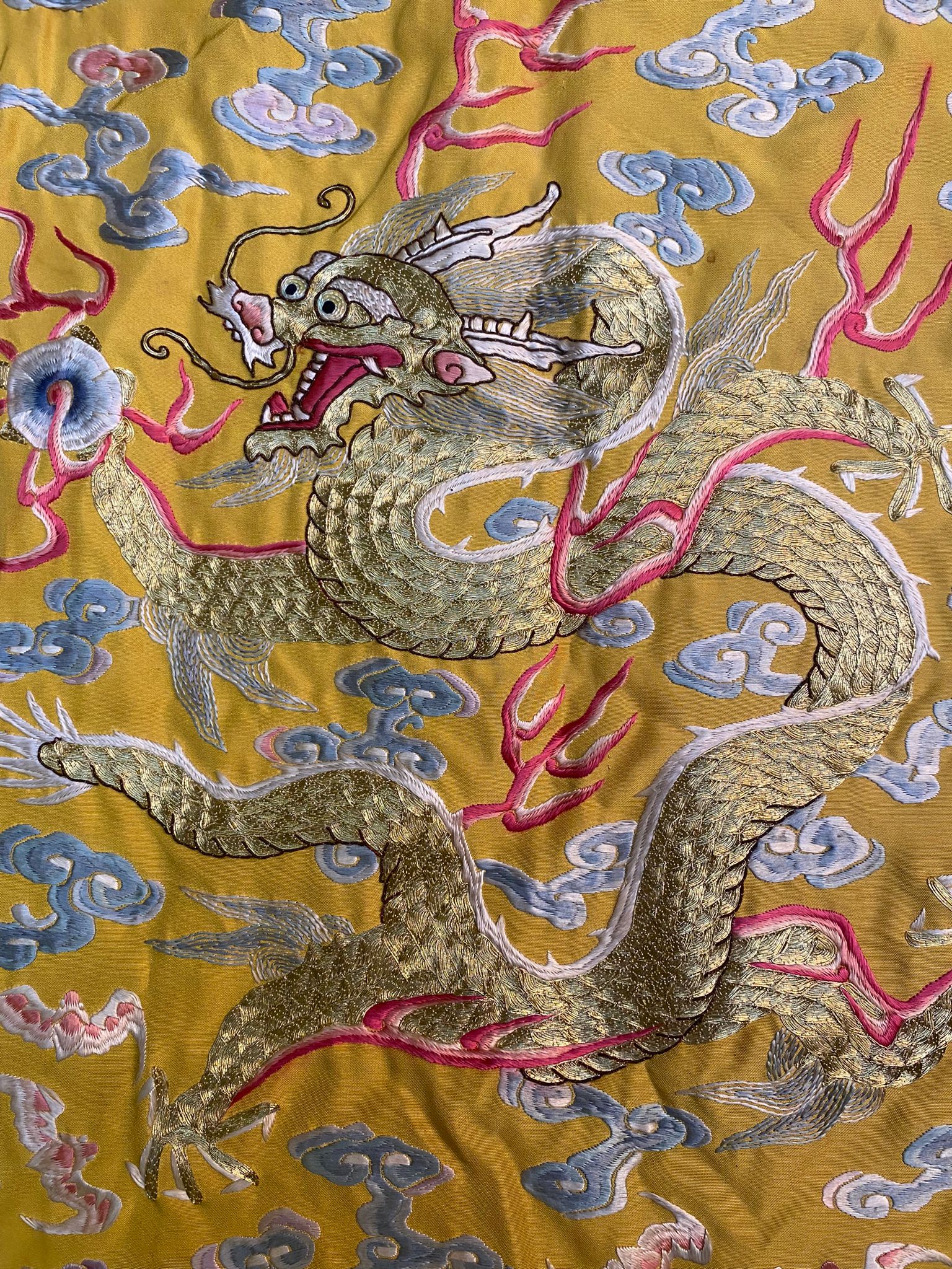 A CHINESE YELLOW EMBROIDERED SILK 'DRAGON' ROBE - Image 7 of 19