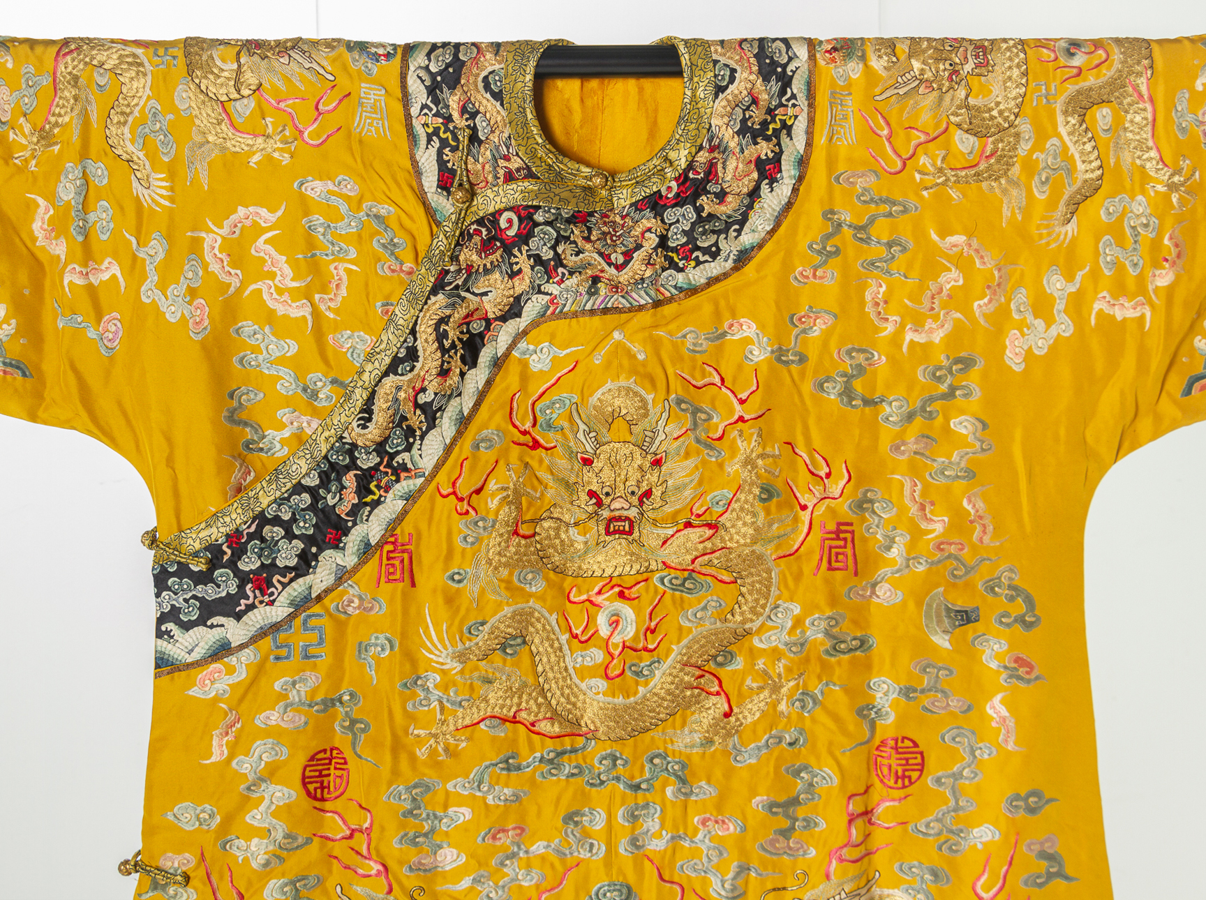 A CHINESE YELLOW EMBROIDERED SILK 'DRAGON' ROBE - Image 2 of 19