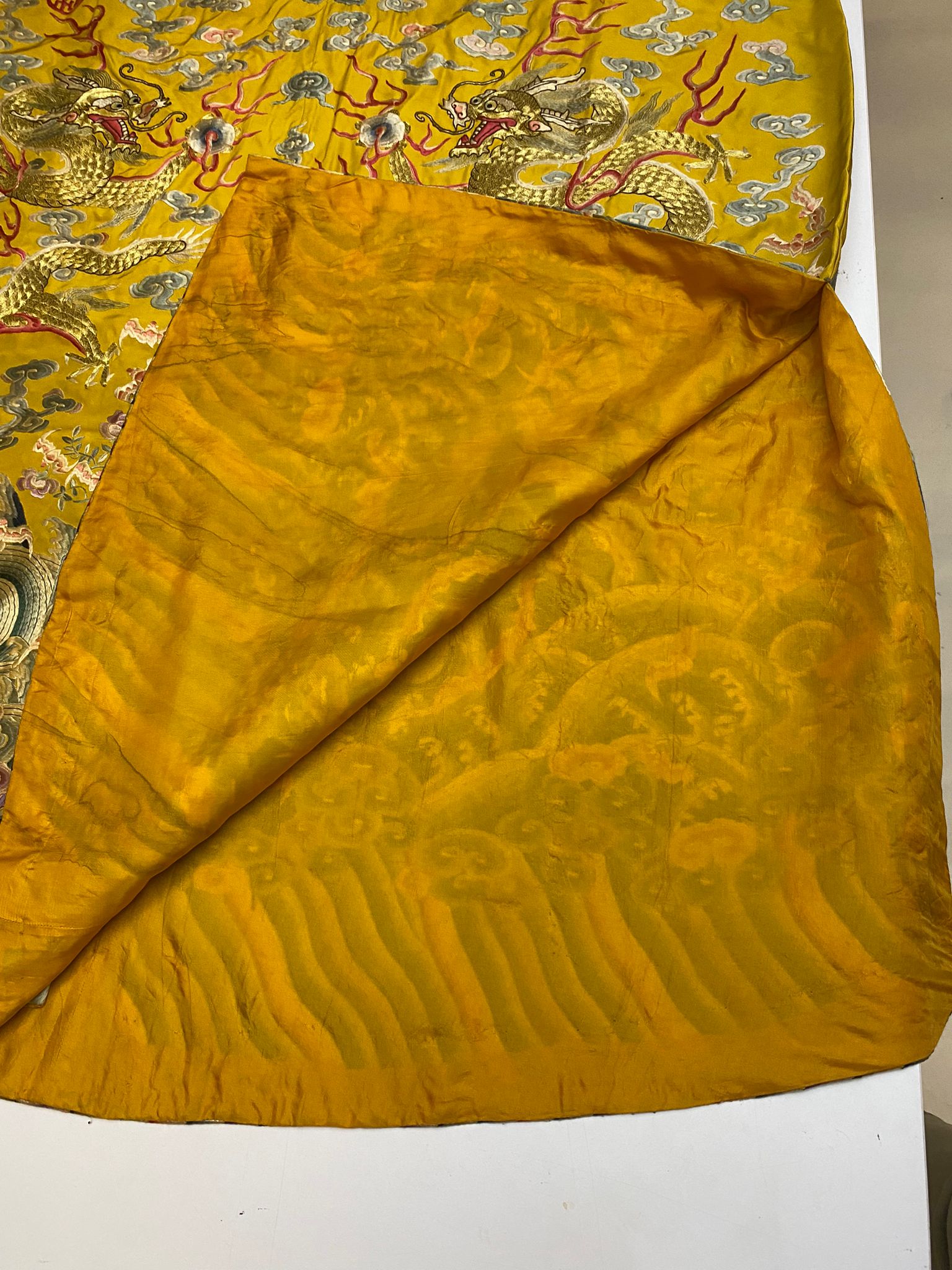 A CHINESE YELLOW EMBROIDERED SILK 'DRAGON' ROBE - Image 10 of 19