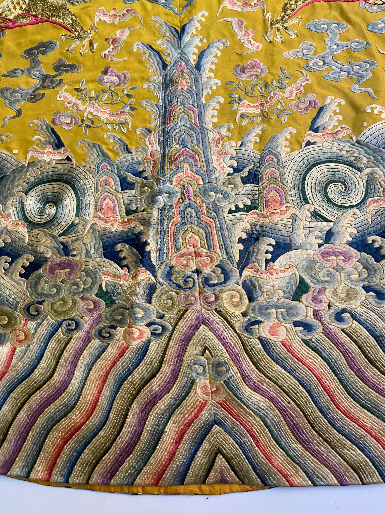 A CHINESE YELLOW EMBROIDERED SILK 'DRAGON' ROBE - Image 6 of 19