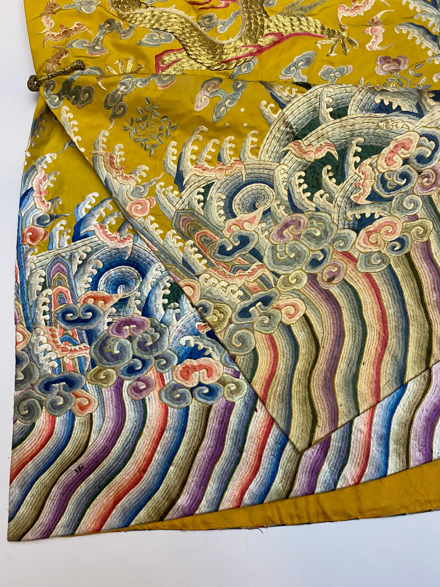 A CHINESE YELLOW EMBROIDERED SILK 'DRAGON' ROBE - Image 8 of 19