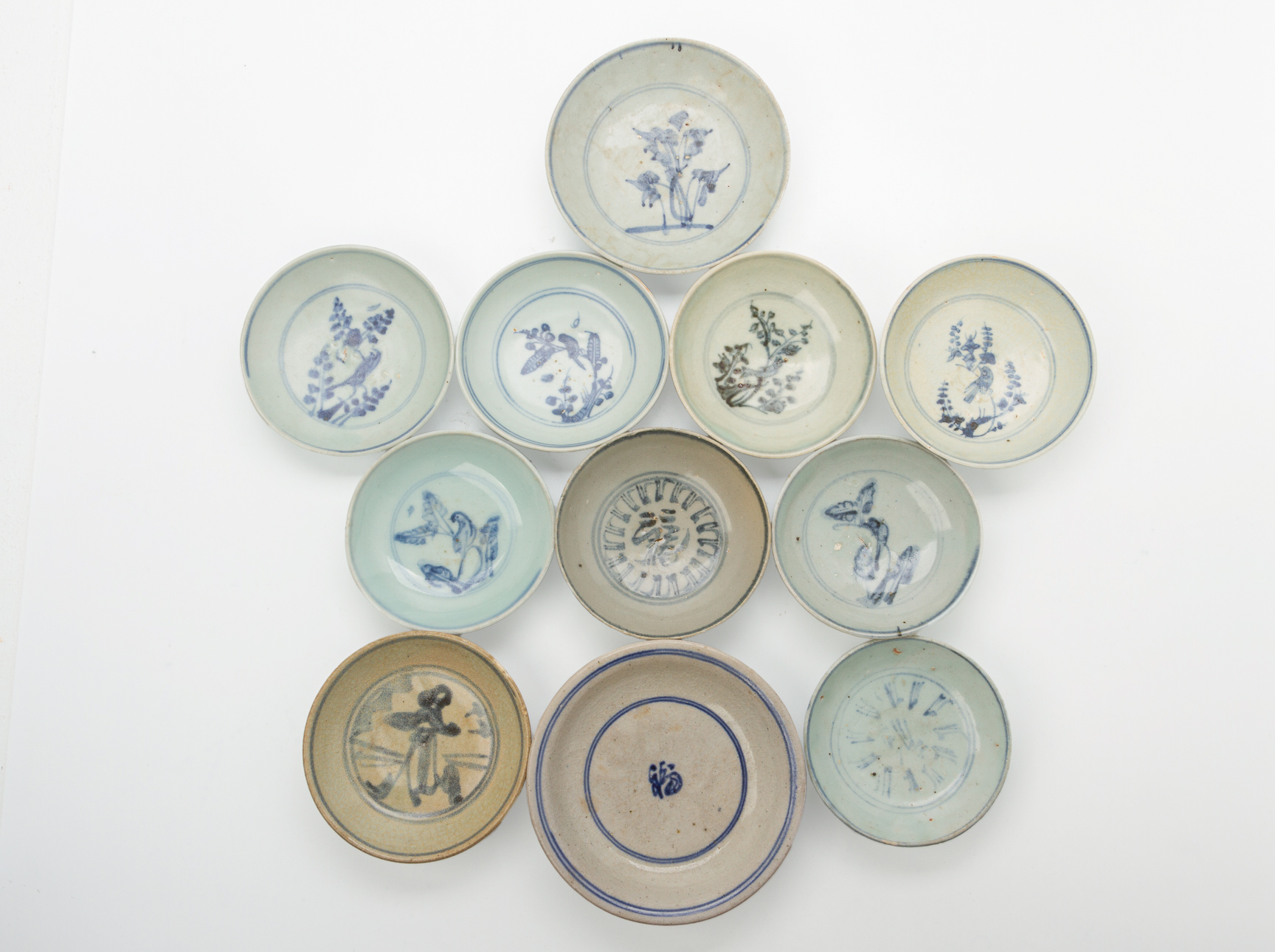 A GROUP OF BLUE AND WHITE PORCELAIN SMALL DISHES