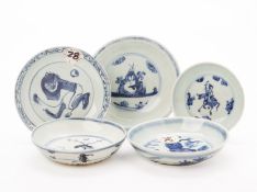 A GROUP OF FIVE BLUE AND WHITE PORCELAIN DISHES