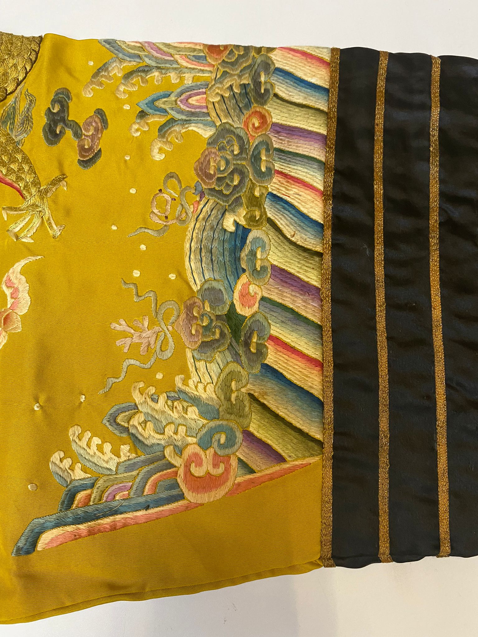 A CHINESE YELLOW EMBROIDERED SILK 'DRAGON' ROBE - Image 18 of 19