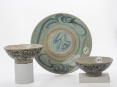 A PAIR OF BLUE AND WHITE BOWLS AND A DISH