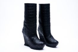 A PAIR OF CAMILLA SKOVGAARD CROCODILE EFFECT BOOTS EU 36