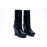 A PAIR OF CAMILLA SKOVGAARD CROCODILE EFFECT BOOTS EU 36