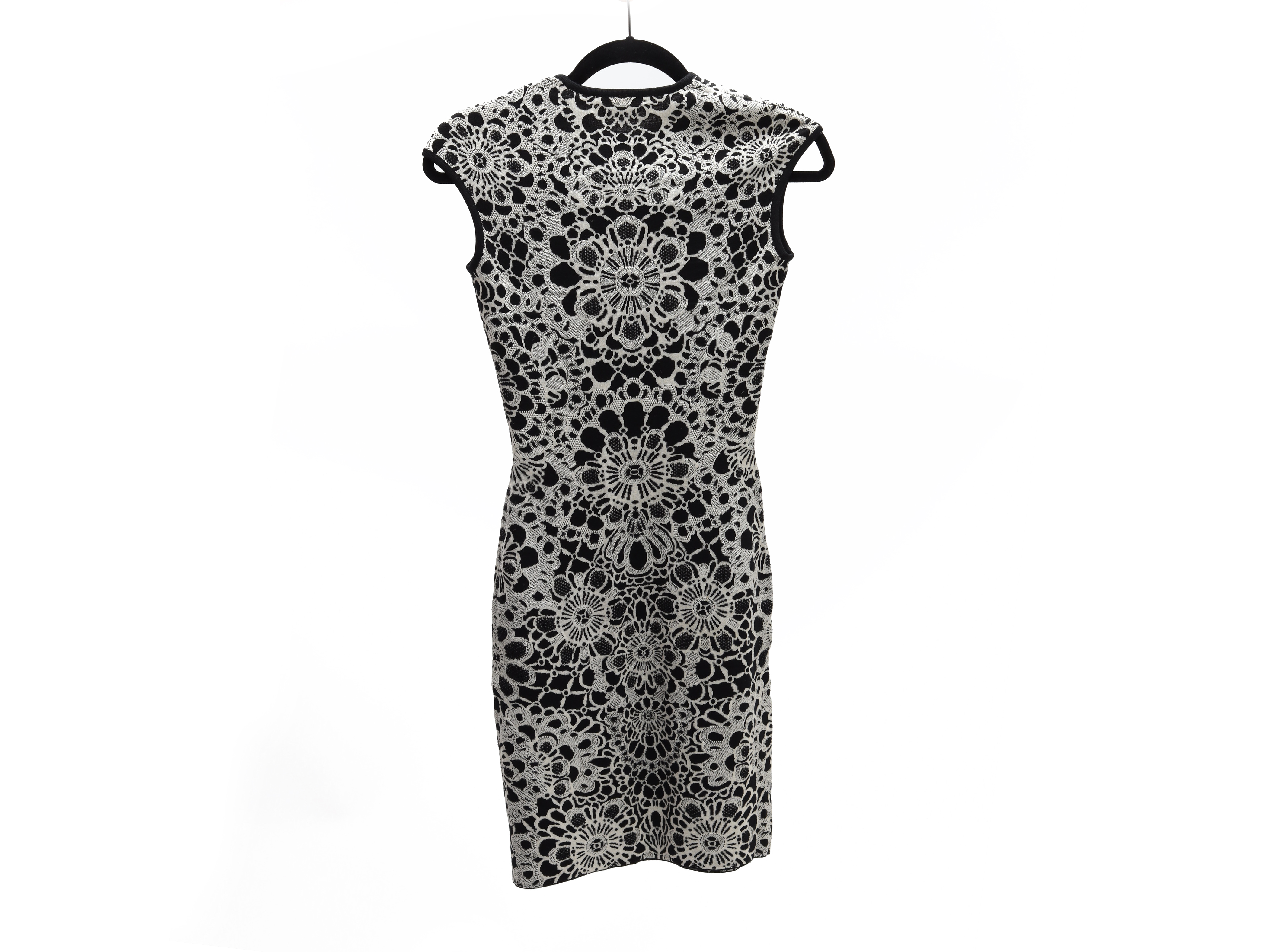 AN ALEXANDER MCQUEEN BLACK AND WHITE KNITTED DRESS - Image 2 of 2