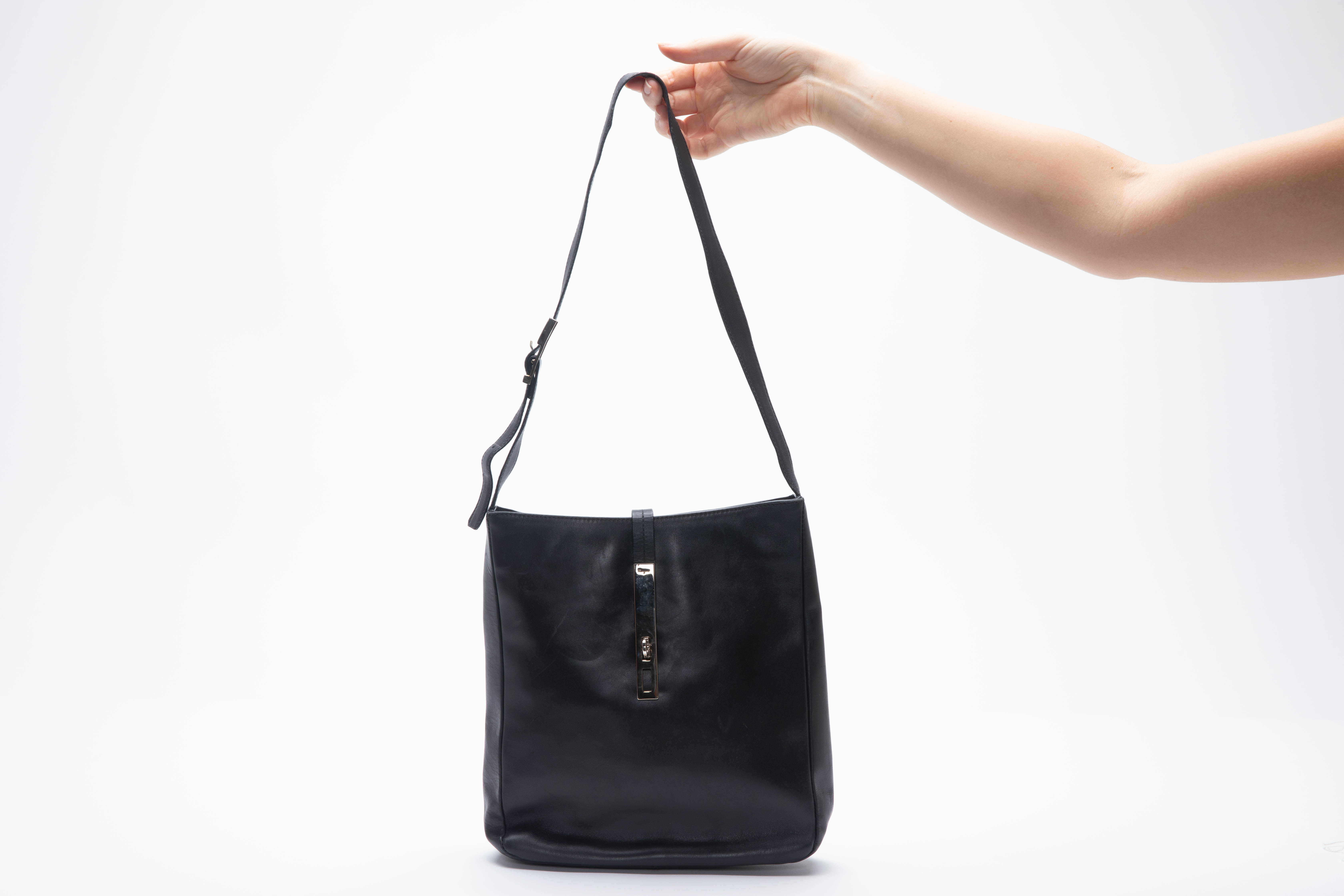 A SALVATOR FERRAGAMO BLACK LEATHER SHOULDER BAG - Image 2 of 6