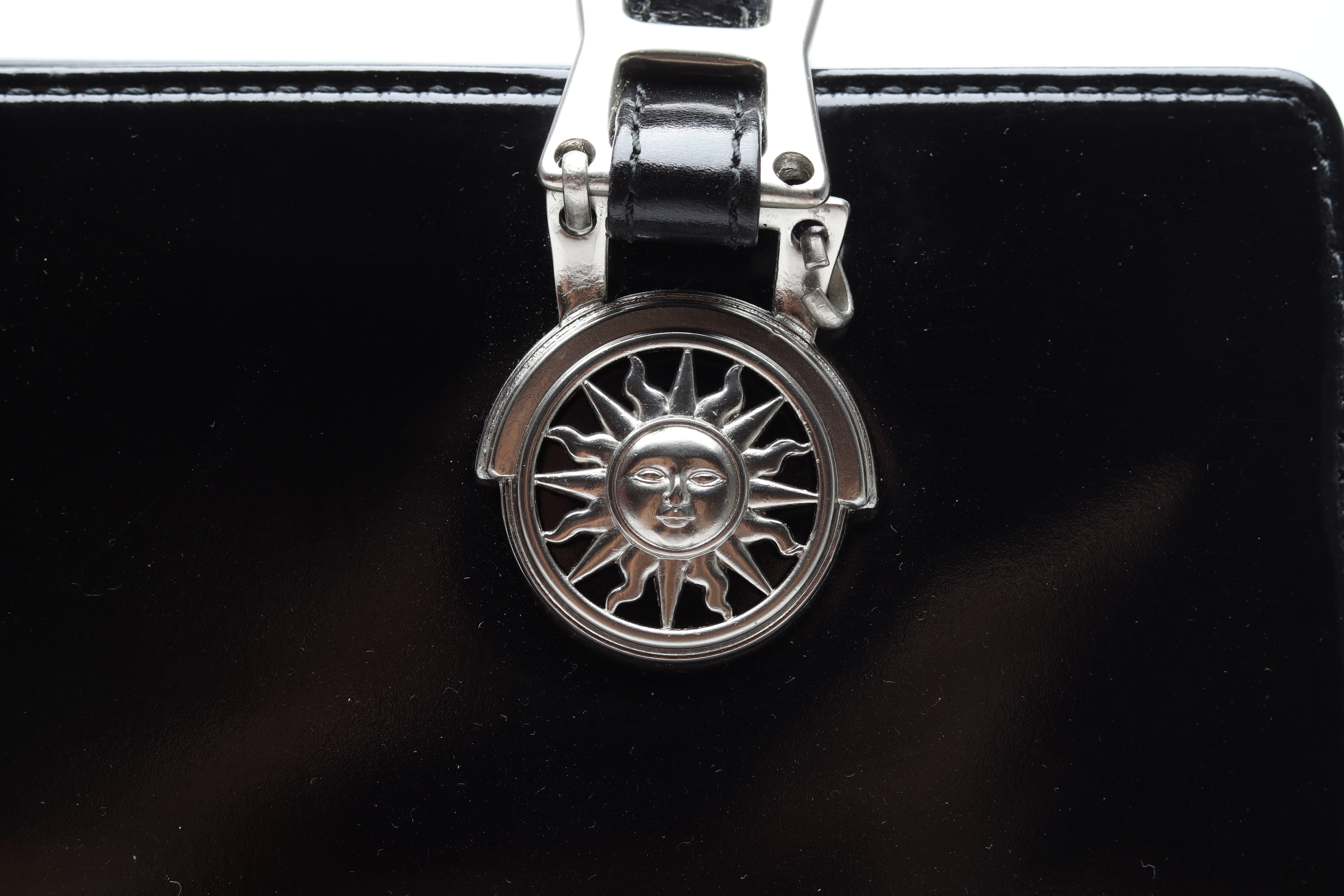 A VERSACE BLACK PATENT LEATHER HANDBAG - Image 2 of 5