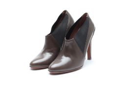 A PAIR OF ALAÏA ANKLE BOOTS EU 36