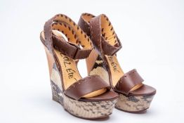 A PAIR OF LANVIN 2012 ETE BROWN LEATHER WEDGES EU36