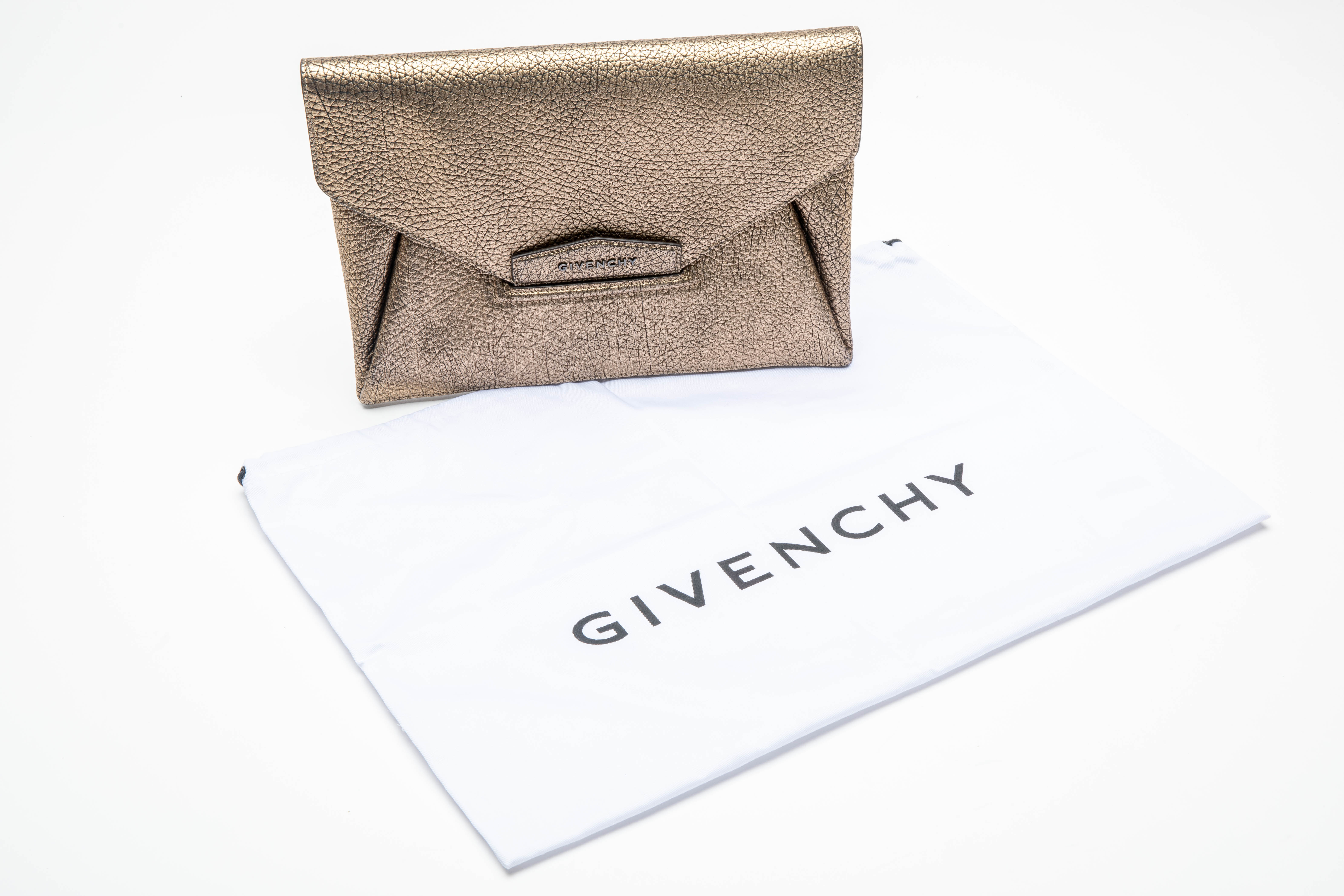 A GIVENCHY ANITGONA ENVELOPE CLUTCH BAG - Image 4 of 4