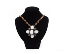 AN OSCAR DE LA RENTA FLORAL PENDANT NECKLACE