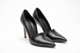 A PAIR OF VINCE BLACK STILETTO HEELS EU 35.5