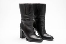 A PAIR OF MASSIMO DUTTI BLACK BOOTS EU 37