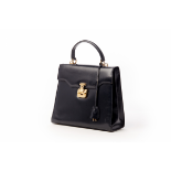 A GUCCI NAVY BLACK LEATHER HANDBAG WITH RED LEATHER LINING