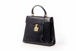 A GUCCI NAVY BLACK LEATHER HANDBAG WITH RED LEATHER LINING