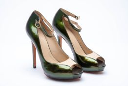 A PAIR OF ALEXANDER MCQUEEN GREEN OPEN TOE HEELS EU36