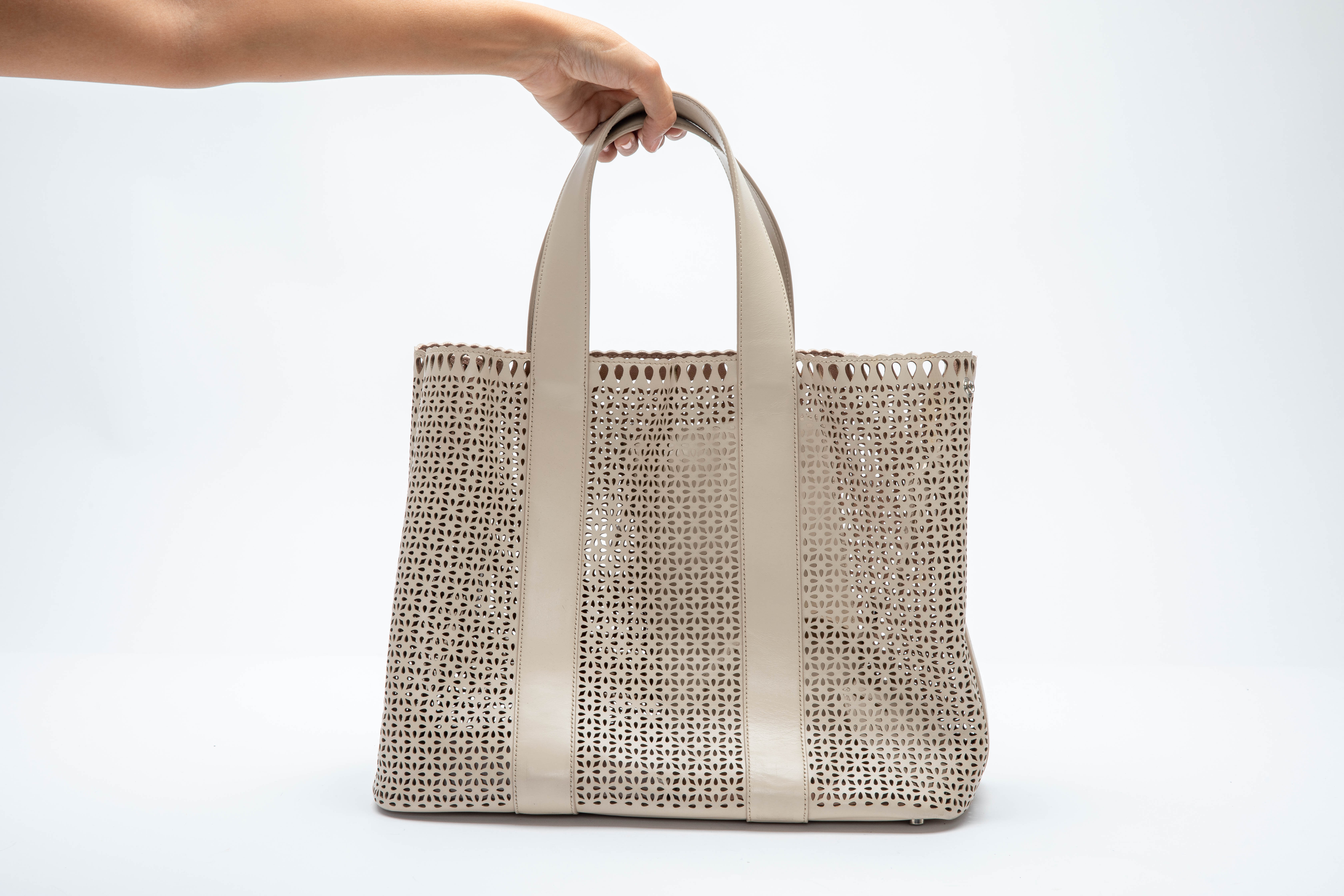 AN ALAÏA LASER CUT LEATHER EYELET TOTE BAG - Image 3 of 3