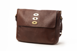 A MULBERRY DARK BROWN LEATHER MESSENGER BAG