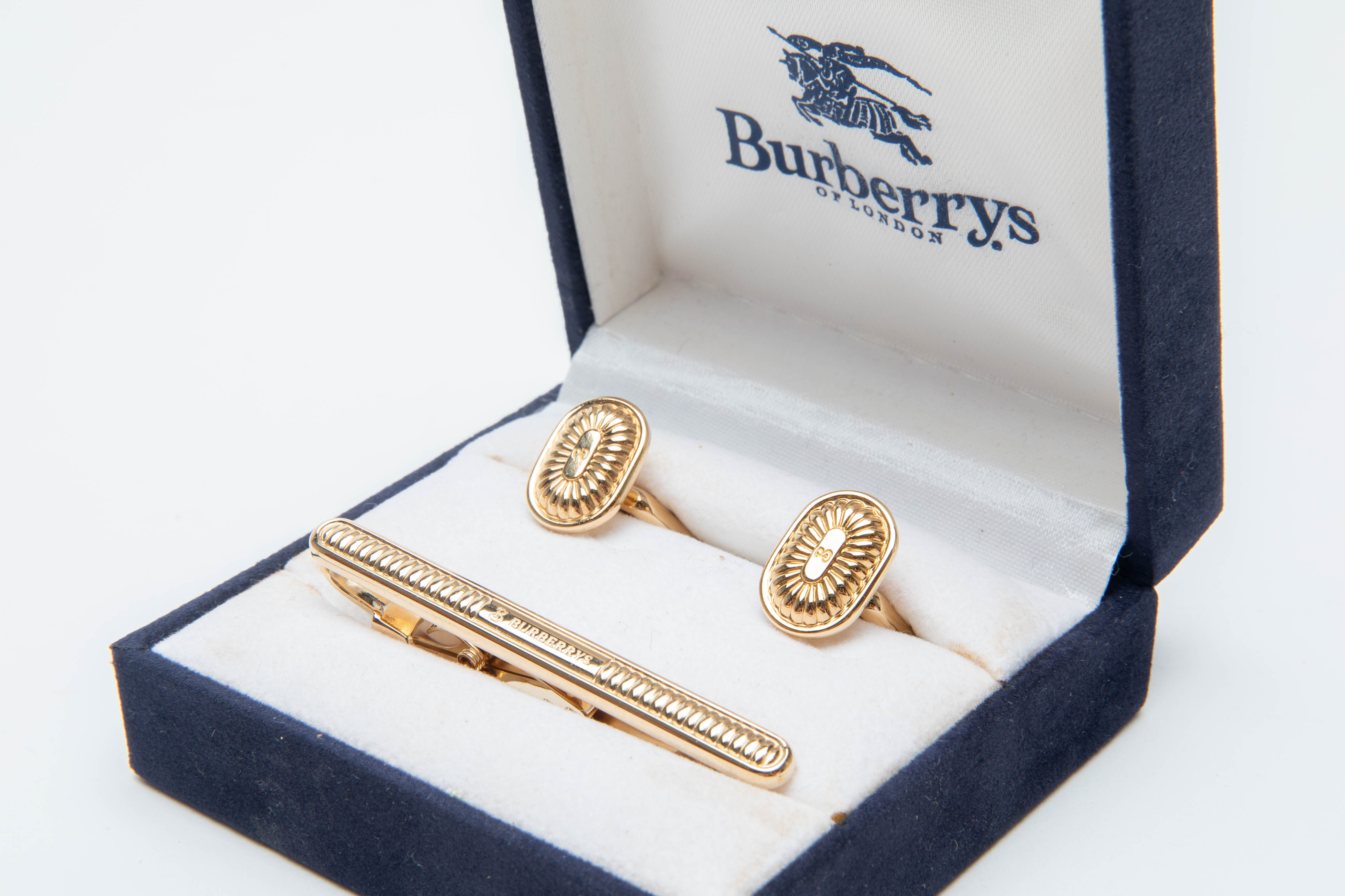 A PAIR OF BURBERRY CUFFLINKS WITH TIE PIN - Image 2 of 3