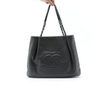 A CHANEL LEATHER CHAIN SHOULDER TOTE BAG