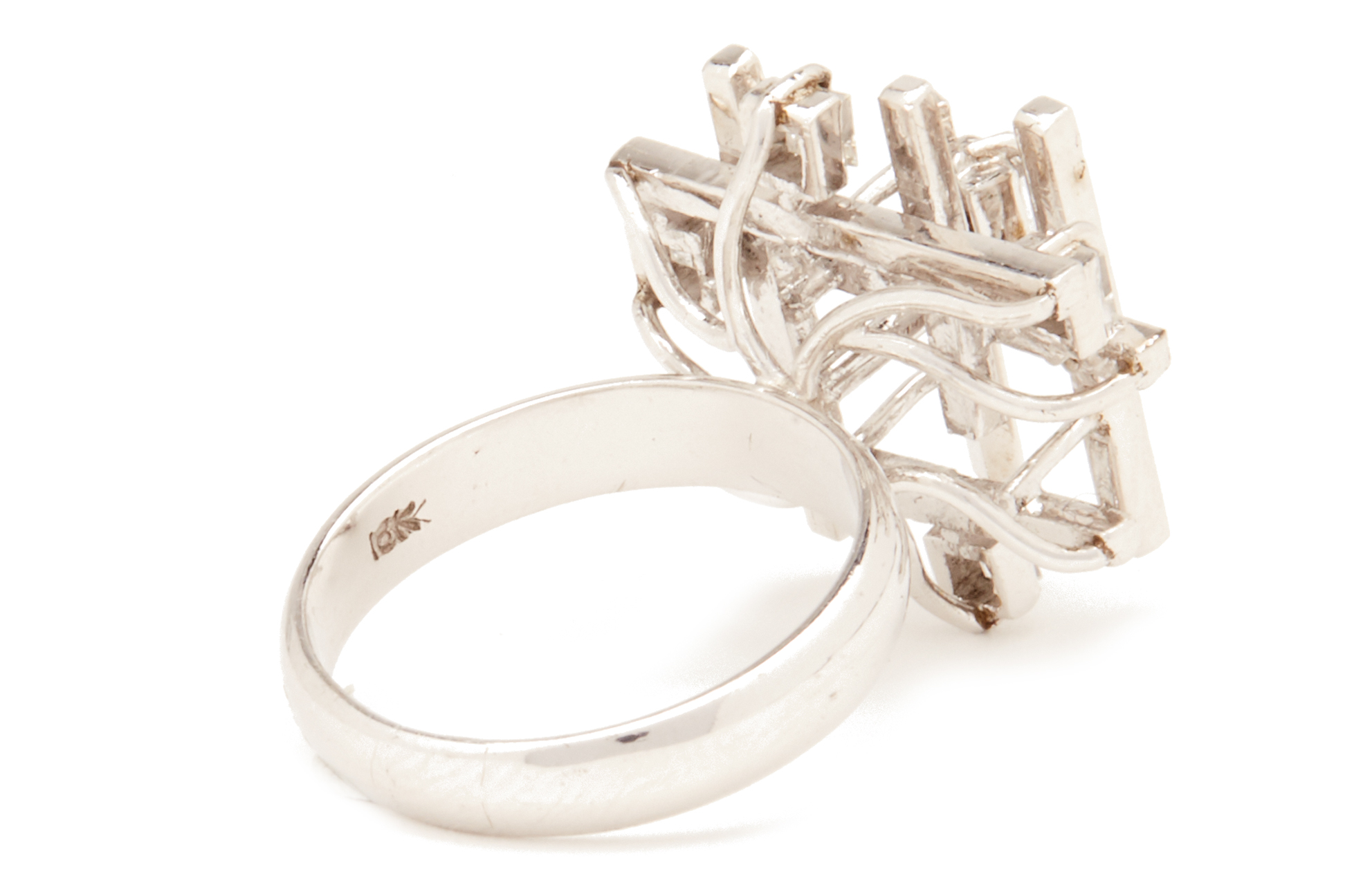 A GEOMETRIC SCULPTURAL DIAMOND RING - Image 2 of 3