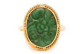 A CARVED JADE AND GOLD RING