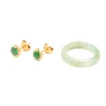 A JADE RING AND STUD EARRINGS