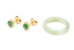 A JADE RING AND STUD EARRINGS