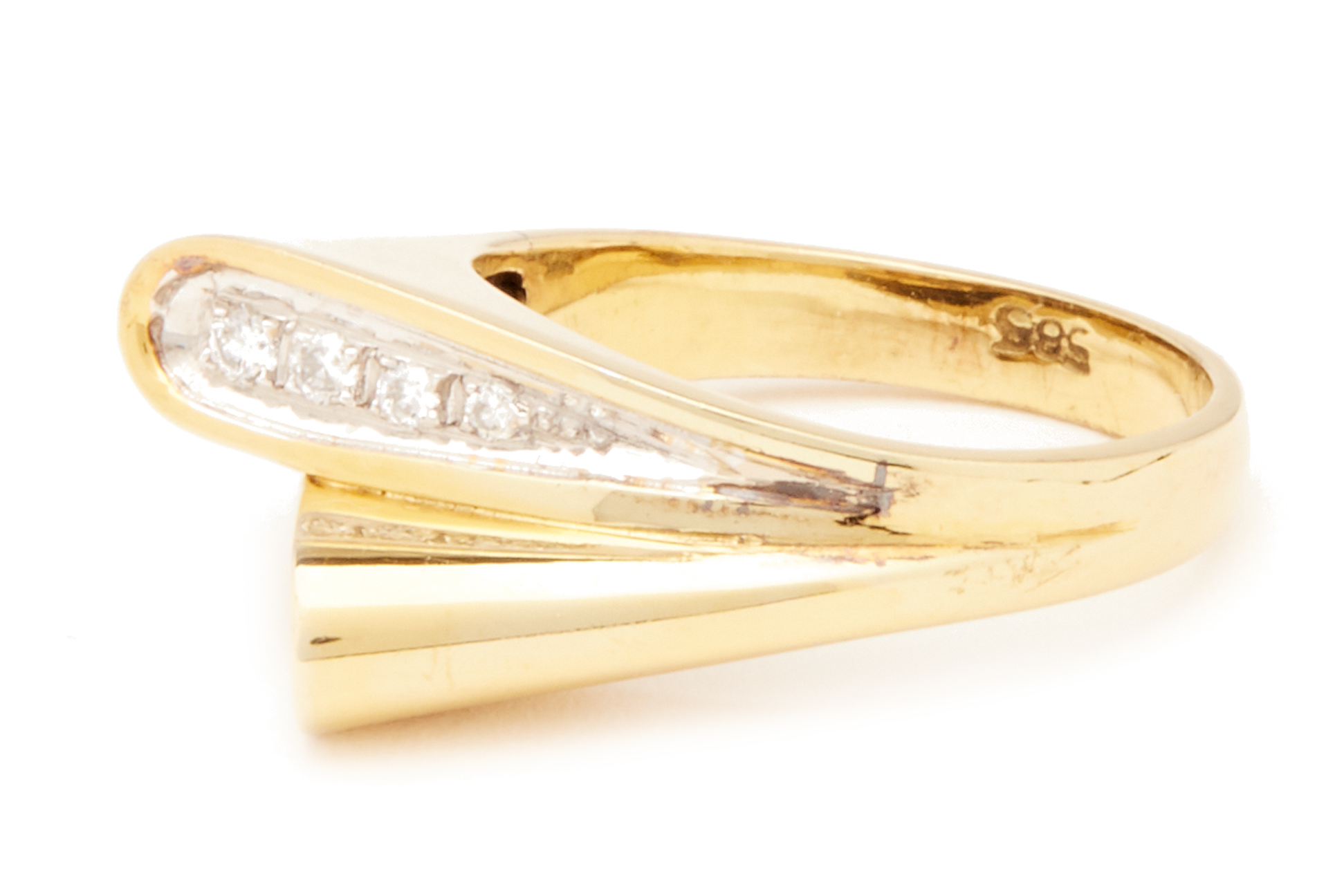A SCULPTURAL GOLD AND DIAMOND RING - Image 2 of 2