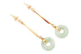 A PAIR OF JADE AND GOLD PENDANT EARRINGS